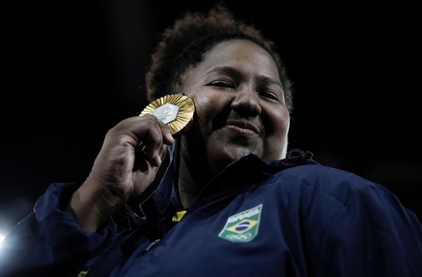 Resumo Olímpico desta sexta-feira: Brasil conquista primeiro ouro e avança no basquete e vôlei