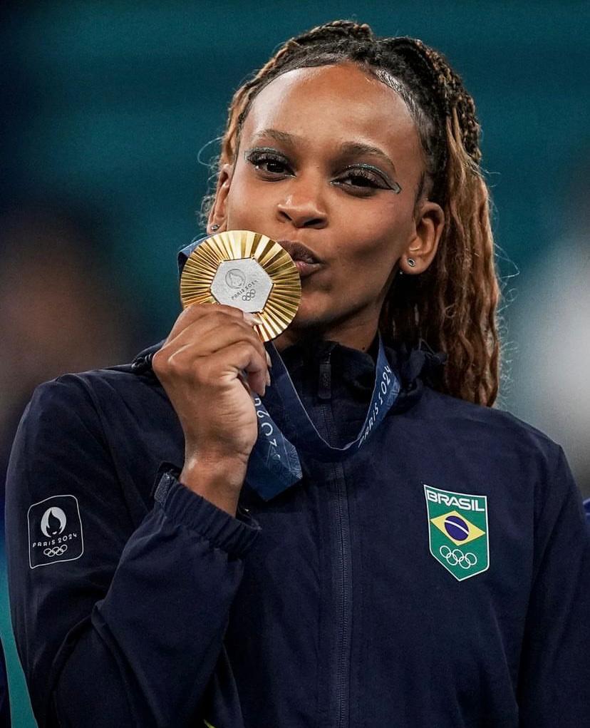 Rebeca Andrade é ouro na apresentação de solo nas Olimpíadas 2024 e se torna a ginasta mais condecorada da história do Brasil