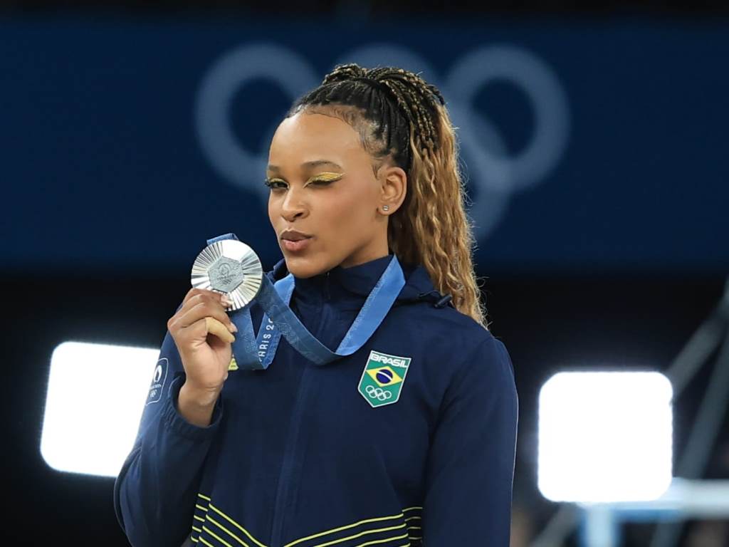 Rebeca Andrade recebe maior honraria do Rio de Janeiro