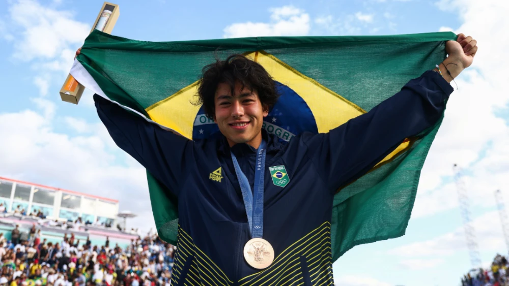 Augusto Akio conquista bronze no skate park em Paris-2024