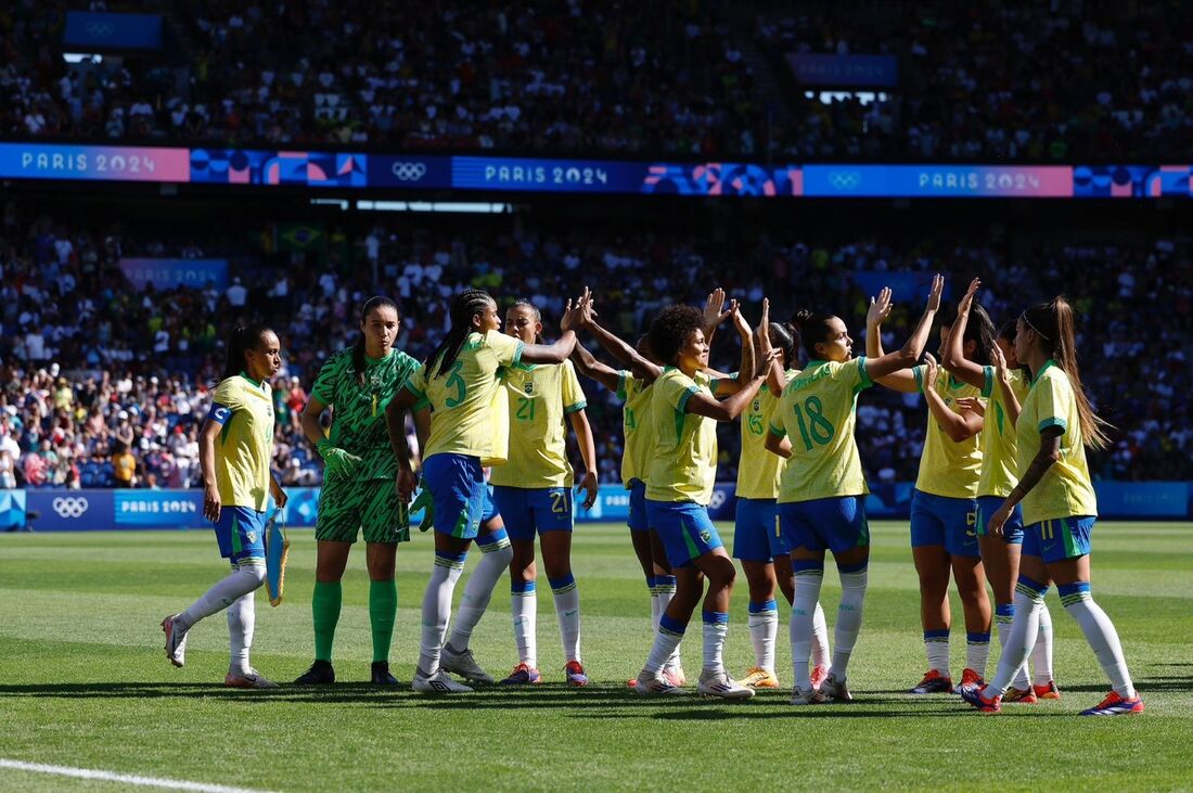 Seleção brasileira feminina cai para os EUA em final olímpica e fica com a medalha de prata