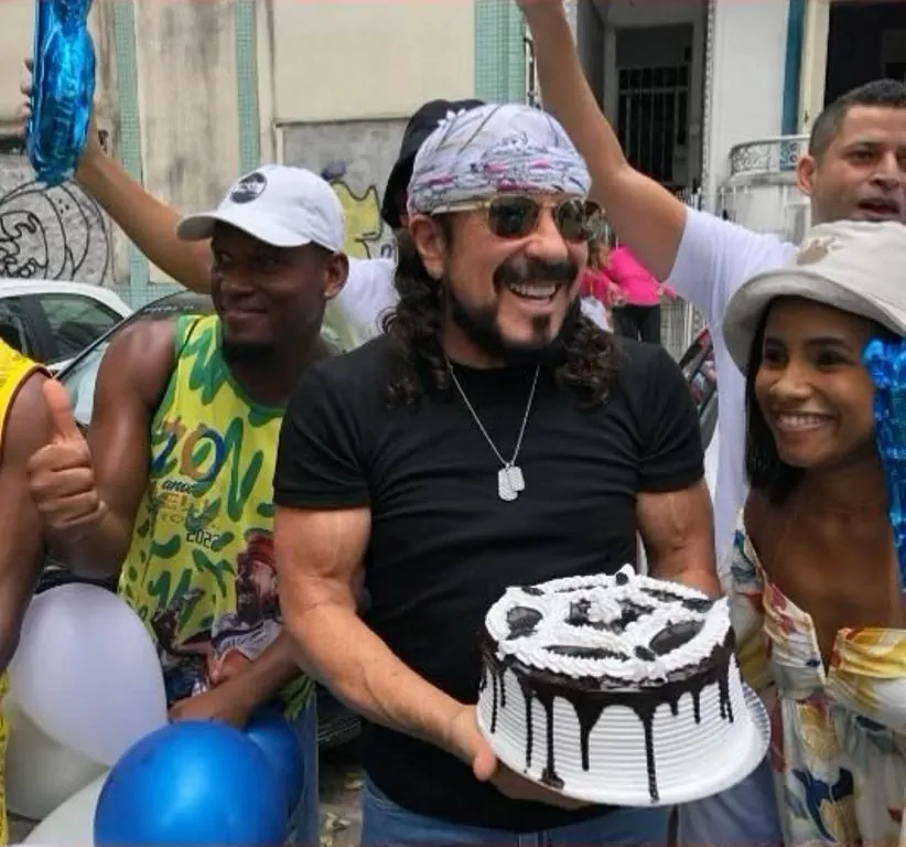 Fãs celebram aniversário de Bell Marques em frente ao prédio do cantor em Salvador