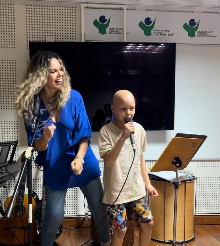 Márcia Freire realiza atividade musical com crianças do GACC-BA