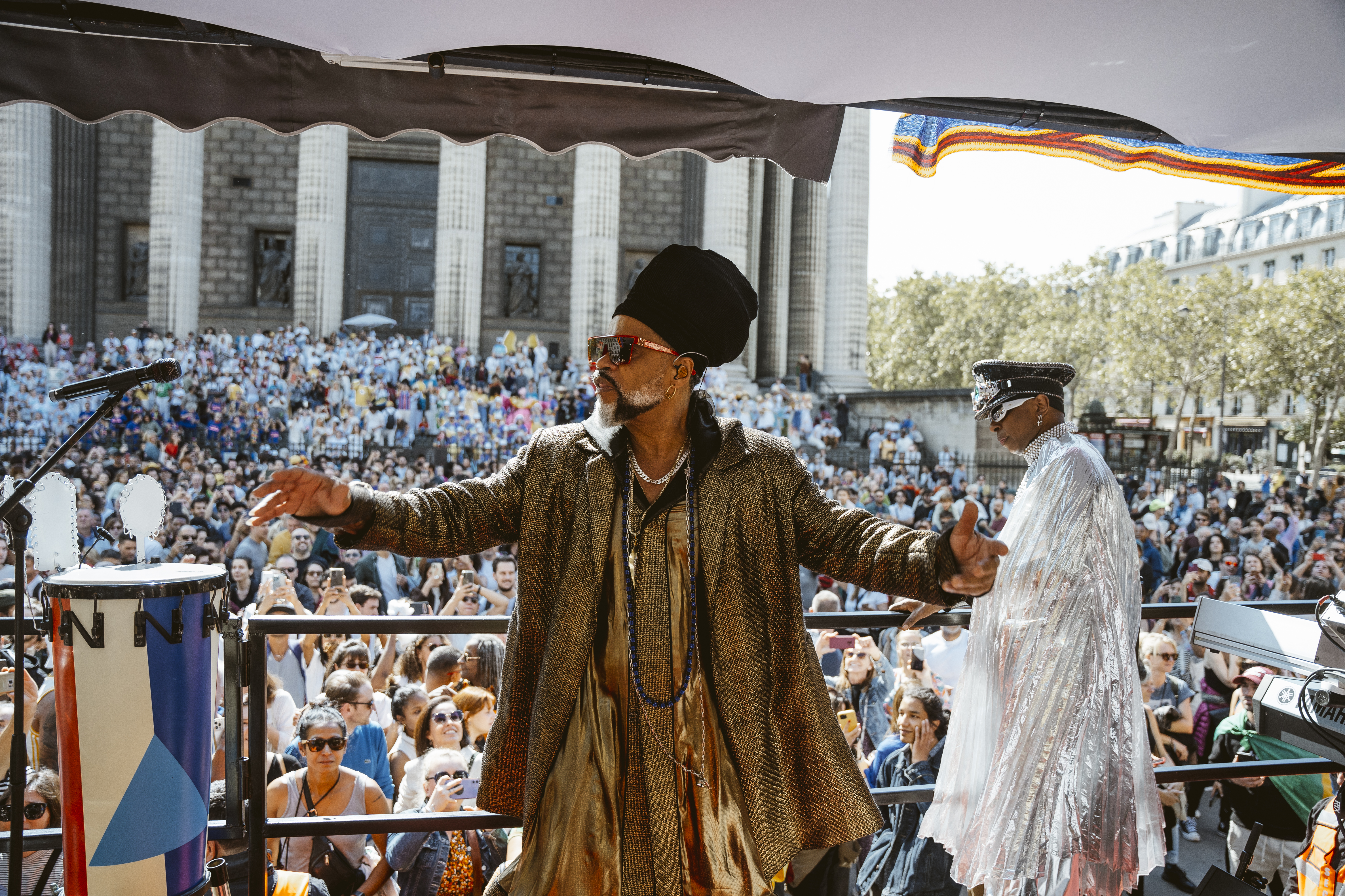 Carlinhos Brown comanda multidão na Lavagem da Madeleine em Paris