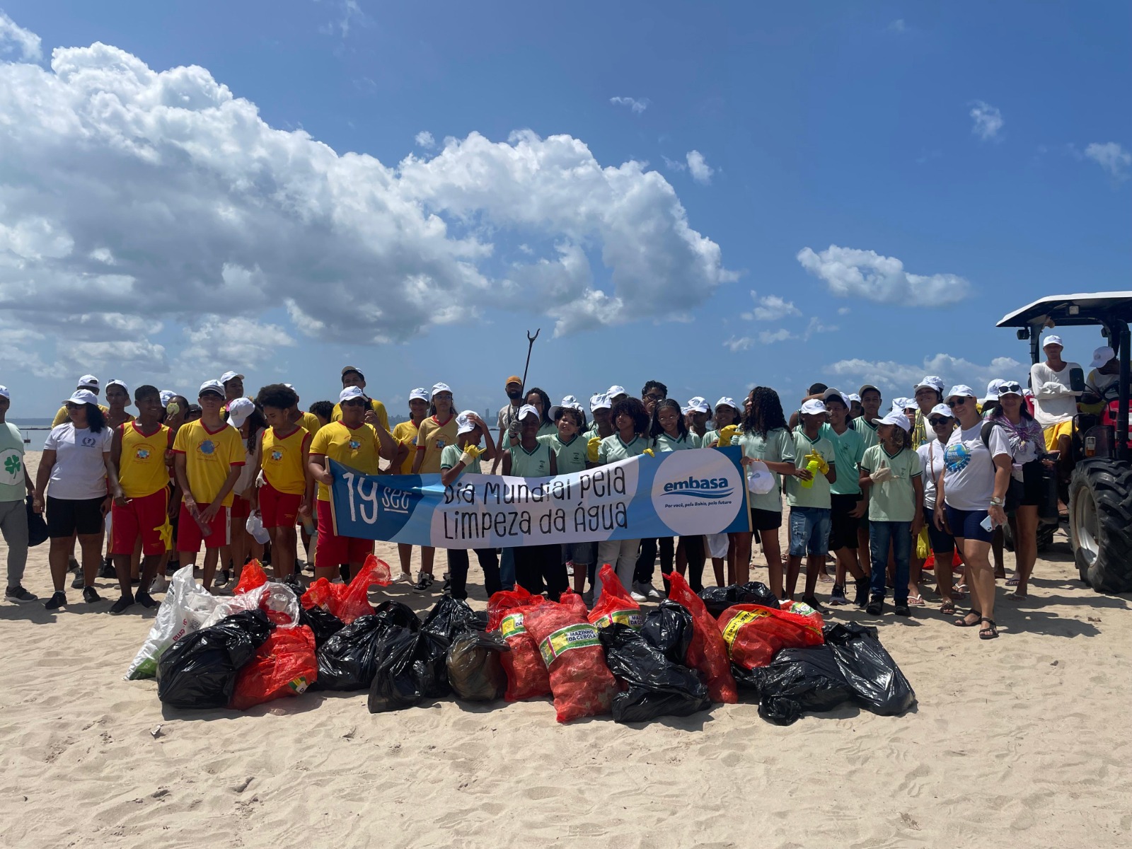 Projeto Mares retira 236 kg de lixo da praia em Itaparica no Dia Mundial pela Limpeza da Água