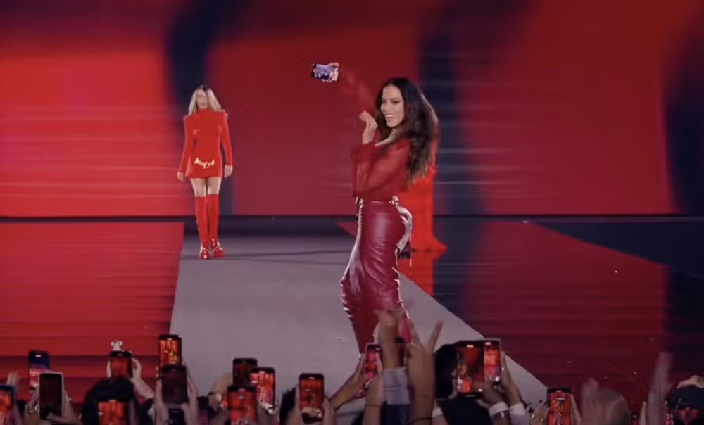 Anitta faz sua estreia na Semana de Moda de Paris