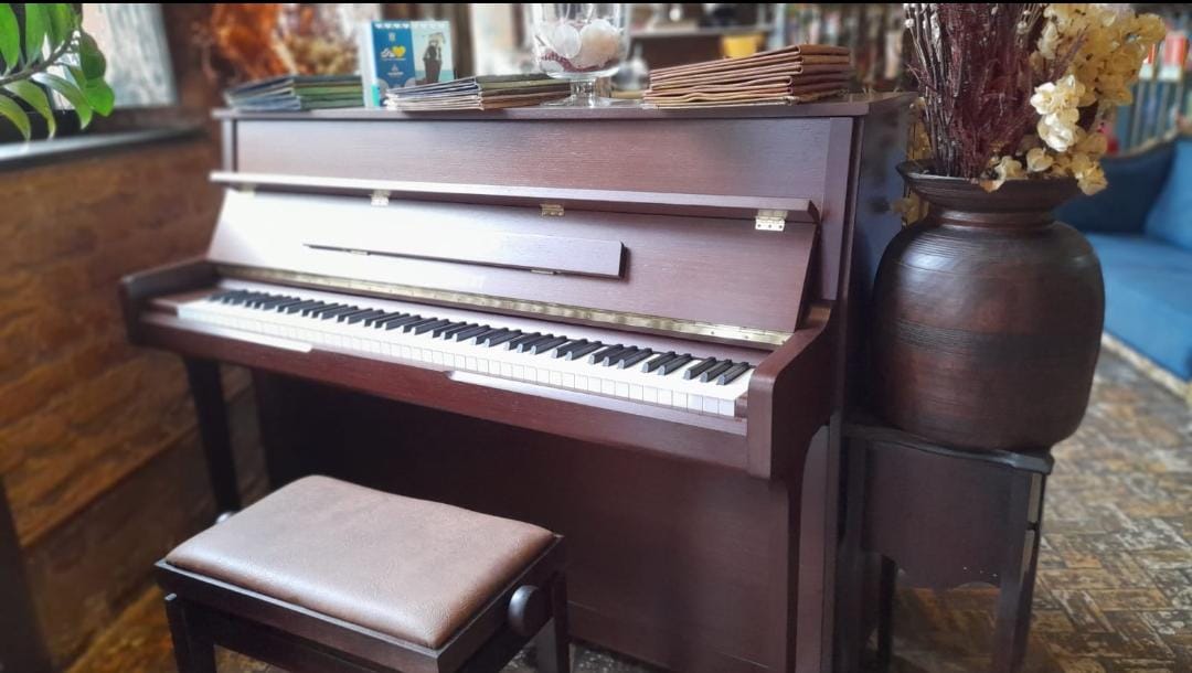 Restaurante Casa de Tereza completa 12 anos com novo piano