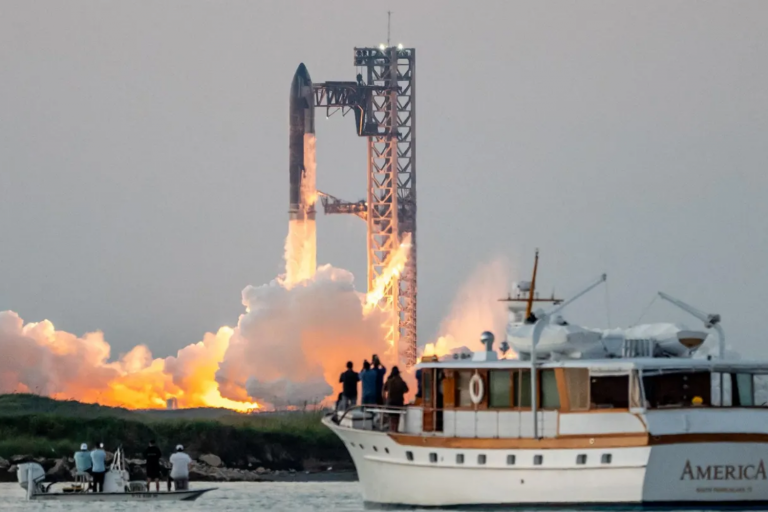 Foguete Starship da SpaceX realiza manobra inovadora e retorna ao solo com propulsor recuperado