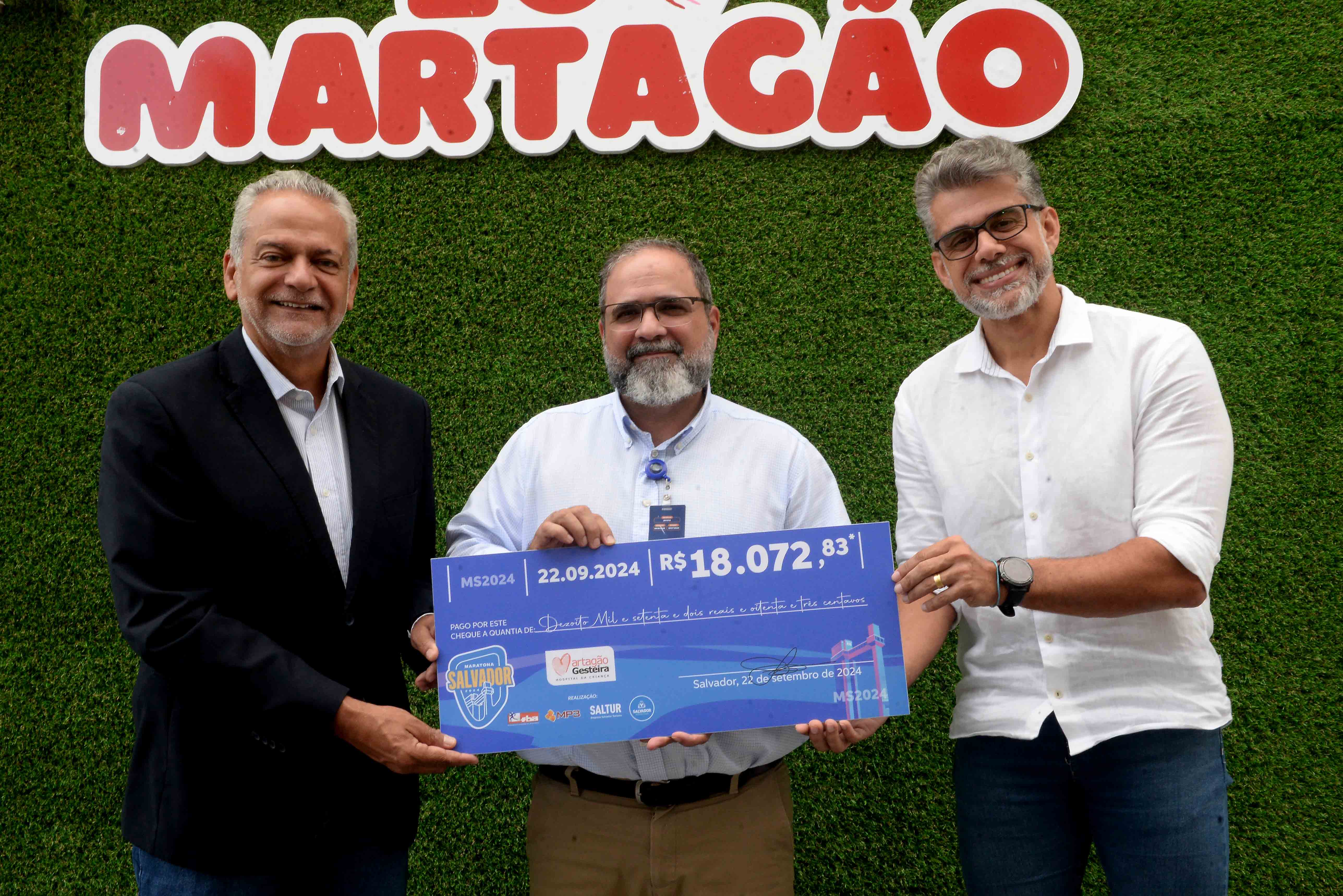 Martagão Gesteira recebe R$ 18 mil em doações arrecadadas durante a Maratona de Salvador