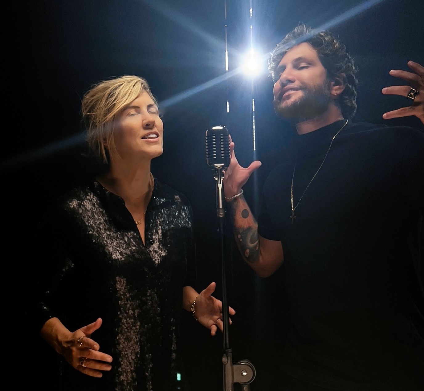 Priscilla Coutto grava novo single em Salvador com Rafael Barreto, vocalista do Jammil