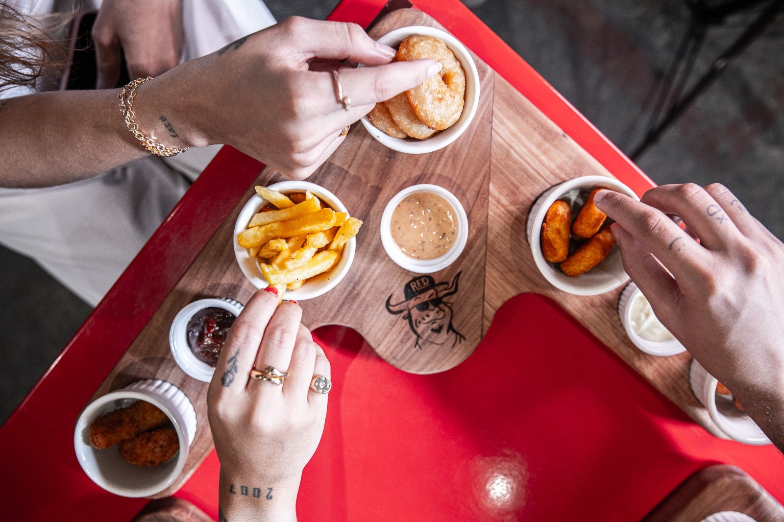 RED Burger Pituba lança 'Red Hour' com petiscos e cerveja à vontade