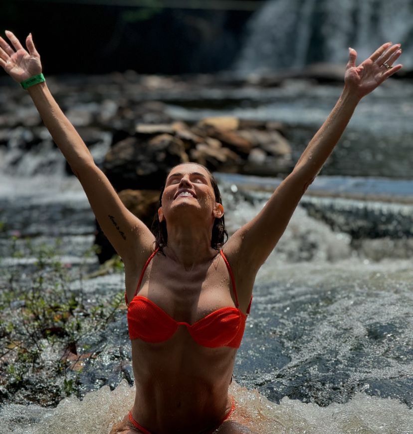 Deborah Secco aproveita dia de folga em Itacaré, Bahia