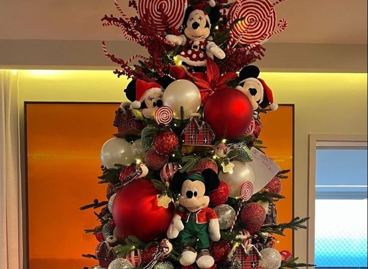 Ivete Sangalo exibe árvore de Natal com tema Disney em Salvador