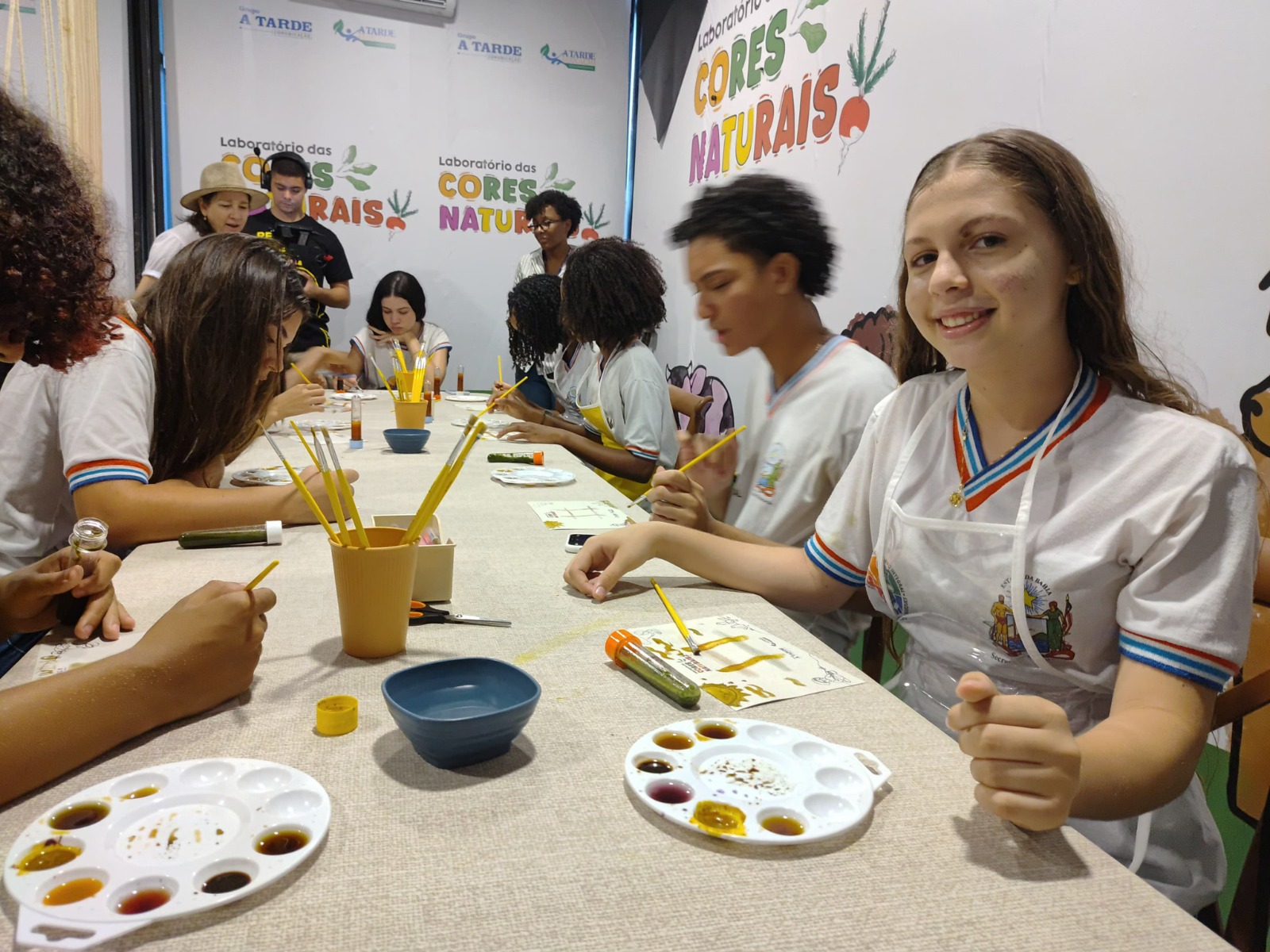 Estudantes da rede estadual produzem tintas naturais em oficina na Fenagro