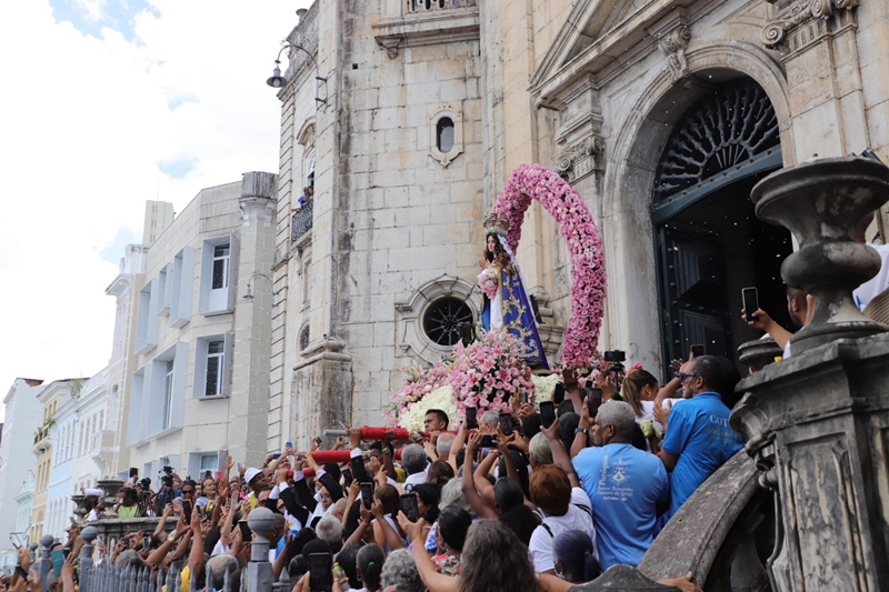 Festa da padroeira da Bahia atrai turistas e reforça tradições em Salvador