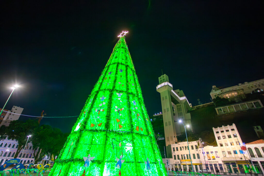 Praça Maria Felipa recebe árvore de Natal sustentável feita com garrafas PET