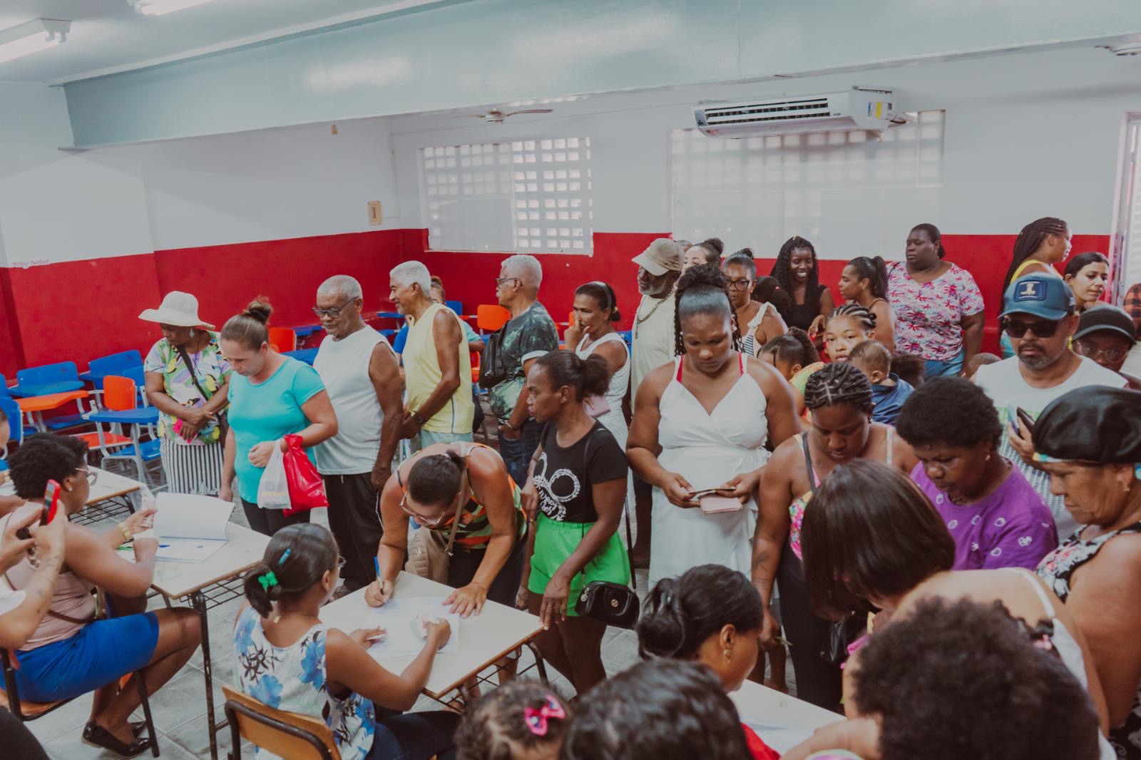 São Sebastião do Passé entrega cestas natalinas do projeto Natal Sem Fome