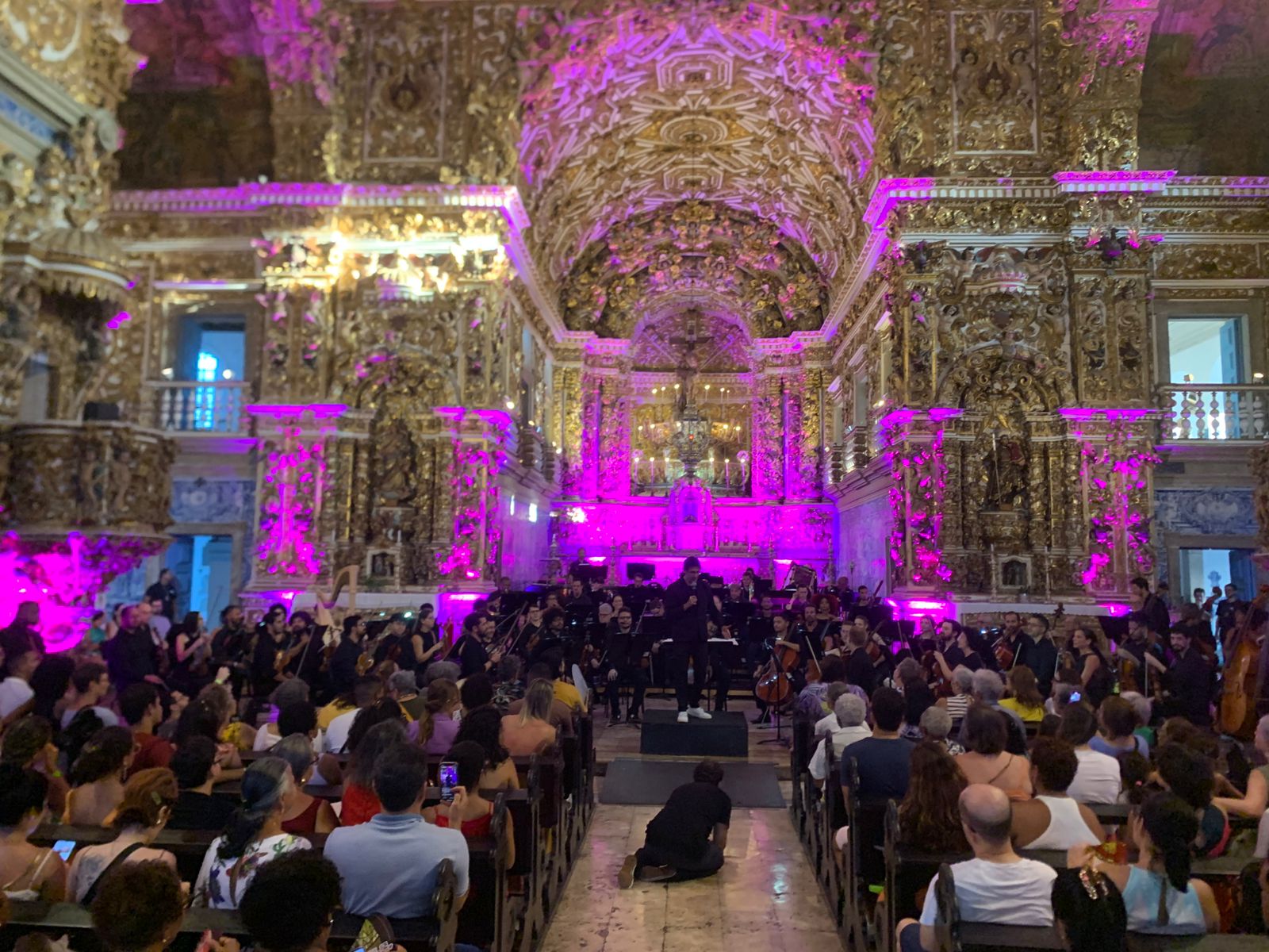 Turistas prestigiam concerto natalino da OSBA no Centro Histórico de Salvador