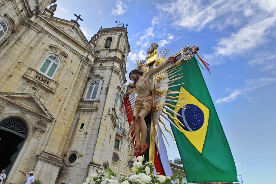 Lavagem do Bonfim reúne recorde de entidades culturais e inova com transporte elétrico