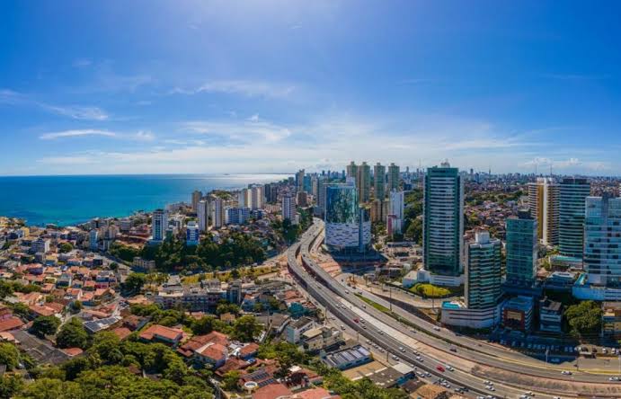 Céu claro com chance de chuvas fracas marcam domingo em Salvador