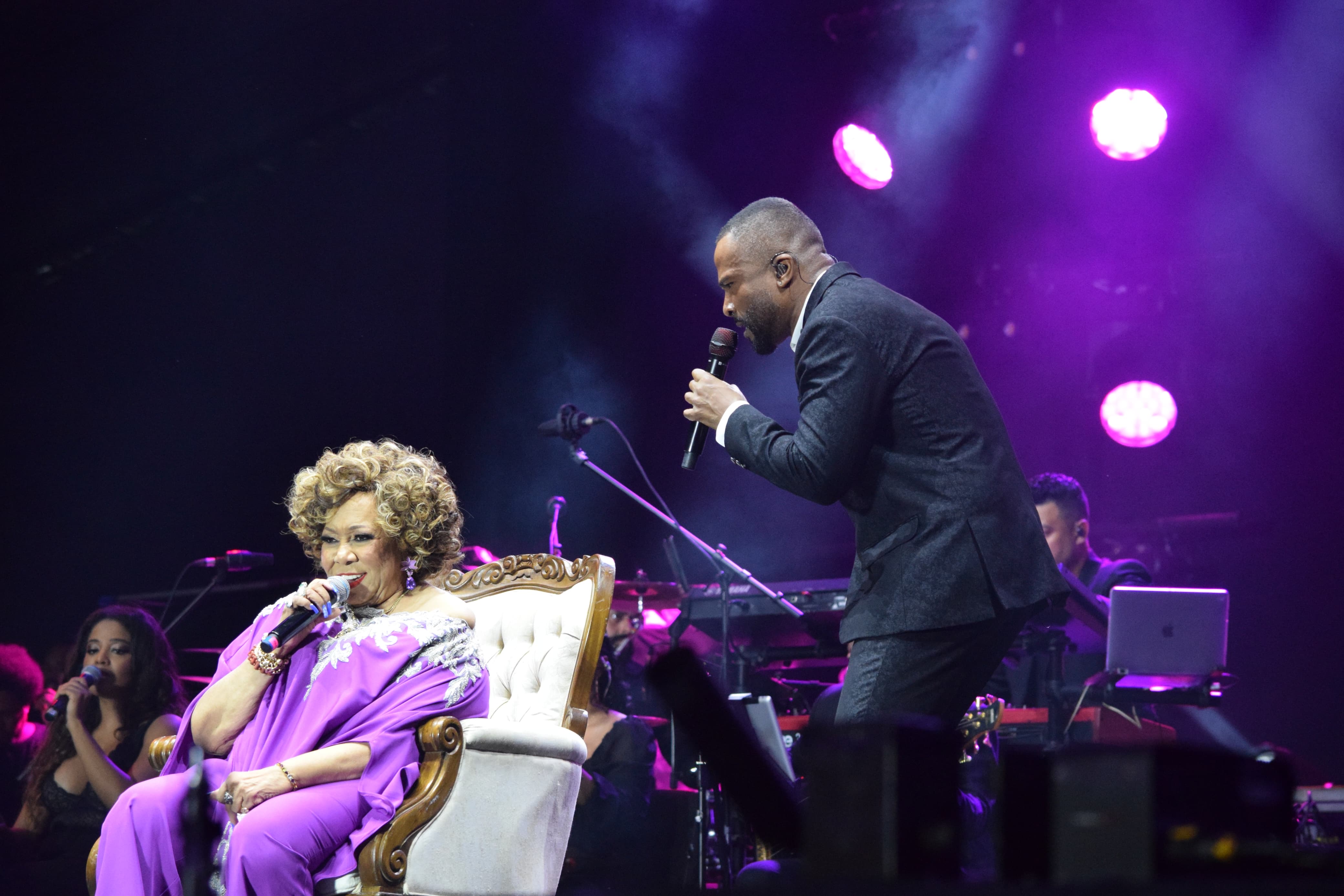 Duetos entre artistas, show de Bell Marques, além de lançamento de feat entre Alok e Timbalada marcaram o sábado do Festival de Verão