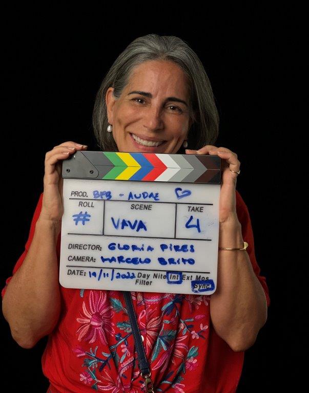 Gloria Pires desembarca em Salvador para finalizar etapa de gravações do documentário sobre o Balé Folclórico da Bahia