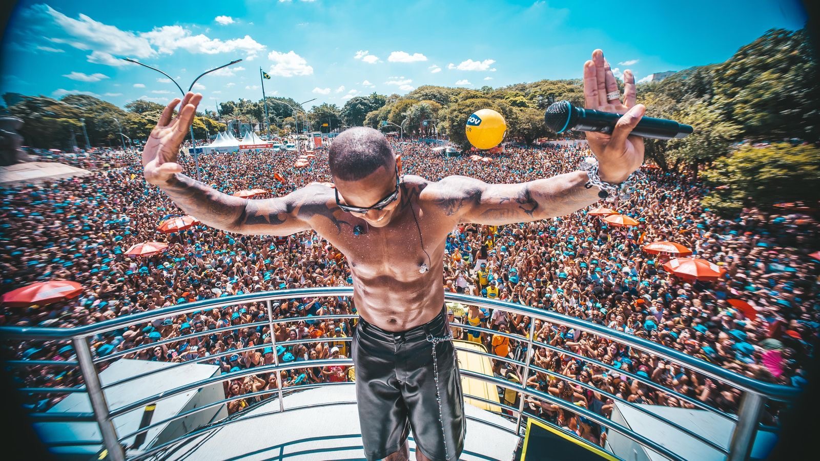 Leo Santana arrasta multidão no Ibirapuera e estreia com sucesso no Carnaval de rua de São Paulo