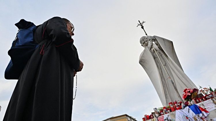 Papa Francisco apresenta leve melhora, mas quadro ainda é considerado complexo