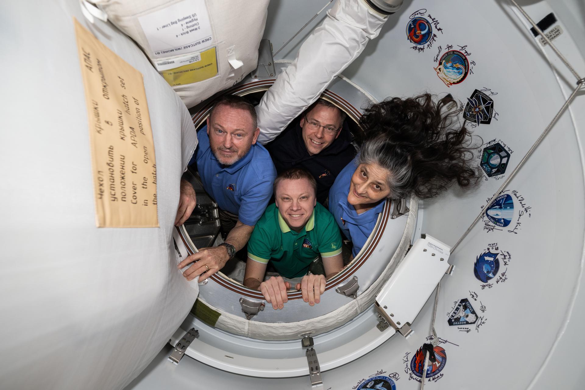 Nasa transmite retorno de astronautas à Terra após longa estadia na Estação Espacial Internacional