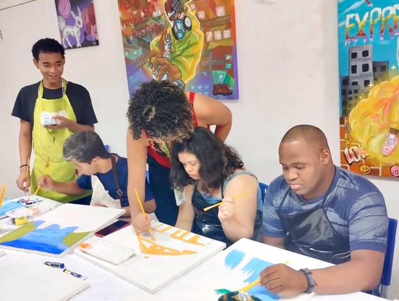 Shopping Itaigara e Apae Salvador promovem exposição com artistas com Síndrome de Down