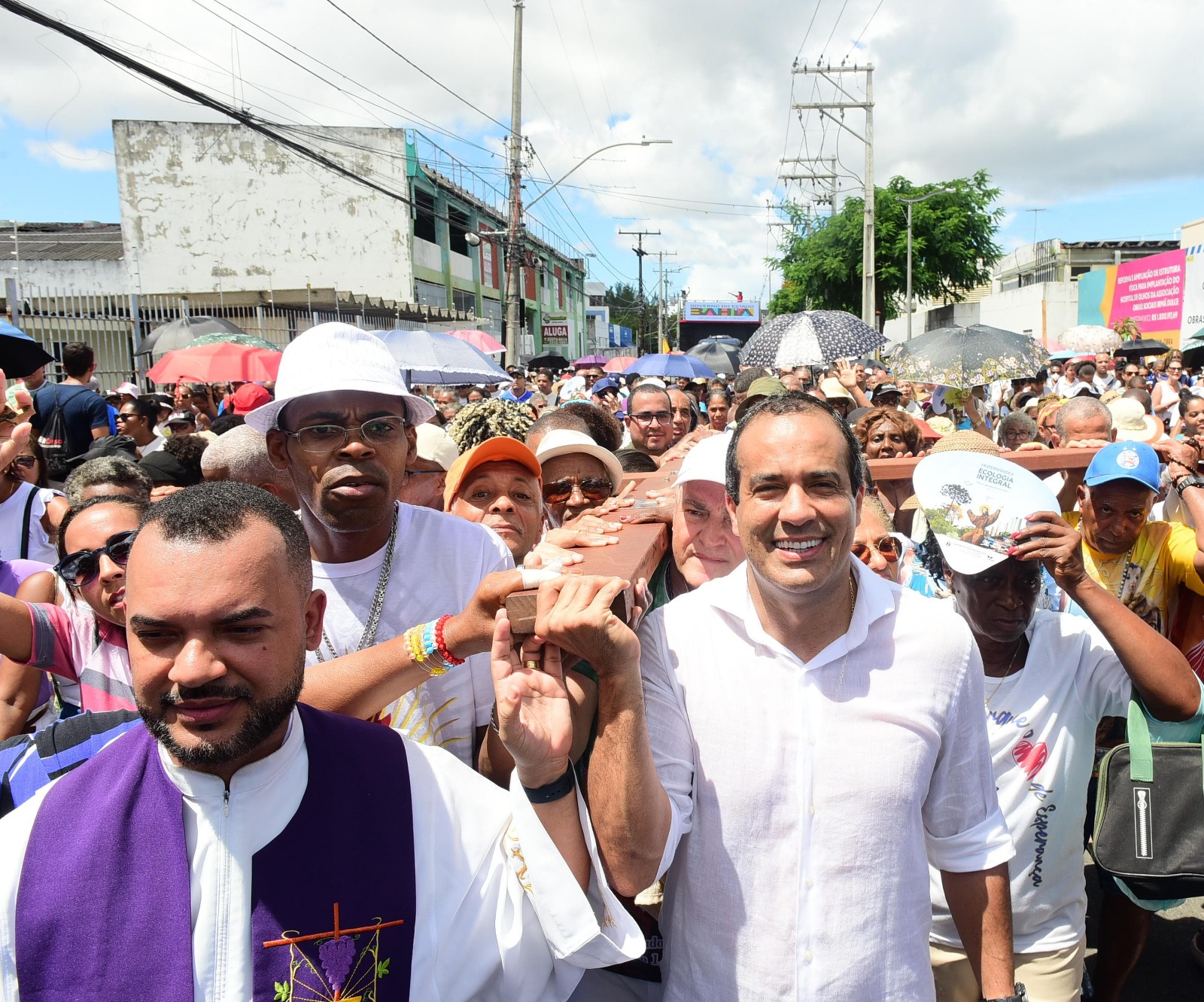 Prefeito Bruno Reis participa de Caminhada Penitencial rumo ao Bonfim: “Momento de agradecer e de pedir sabedoria”