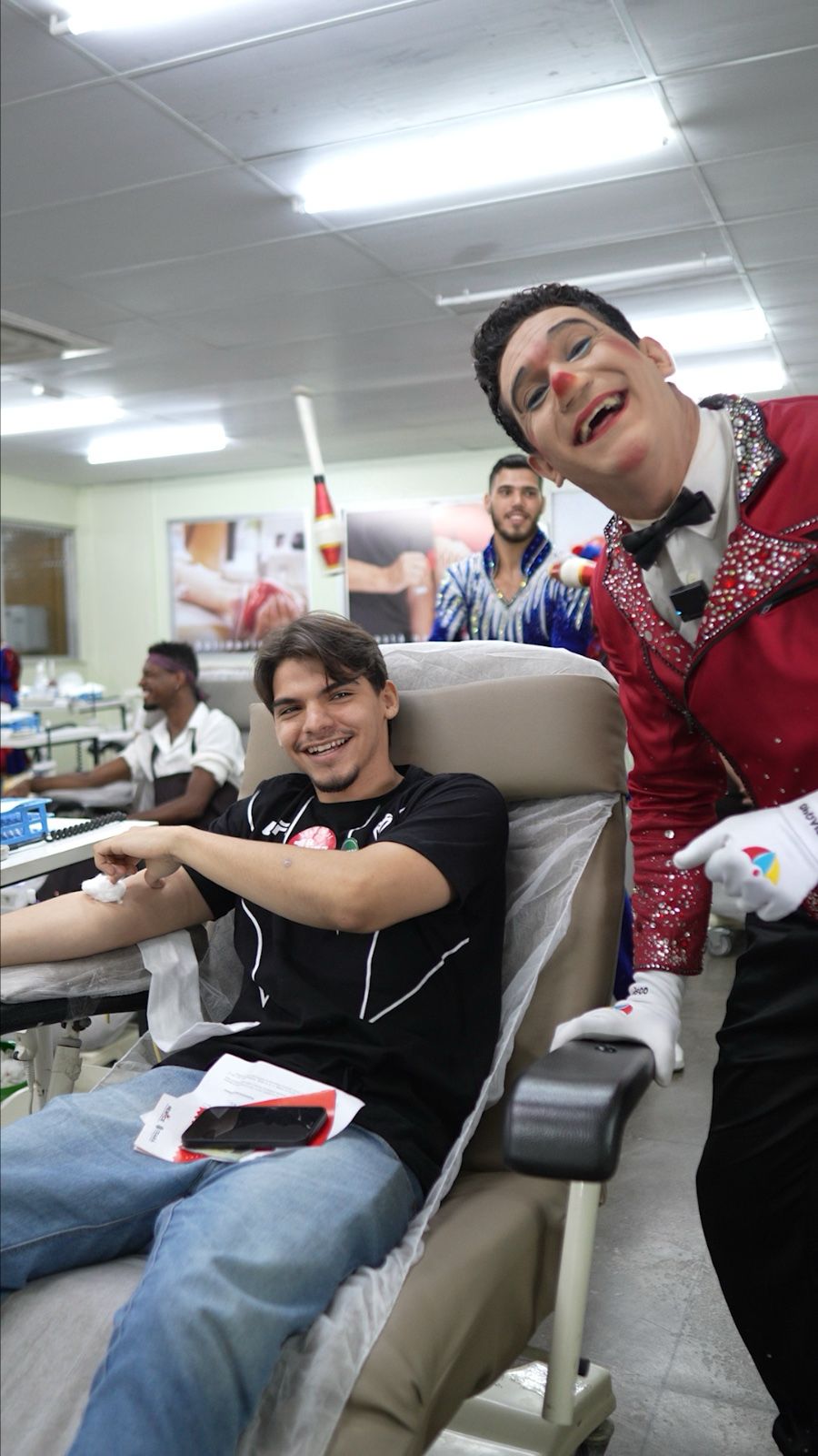 Circo Kroner leva espetáculo à sede da Hemoba e incentiva doação de sangue