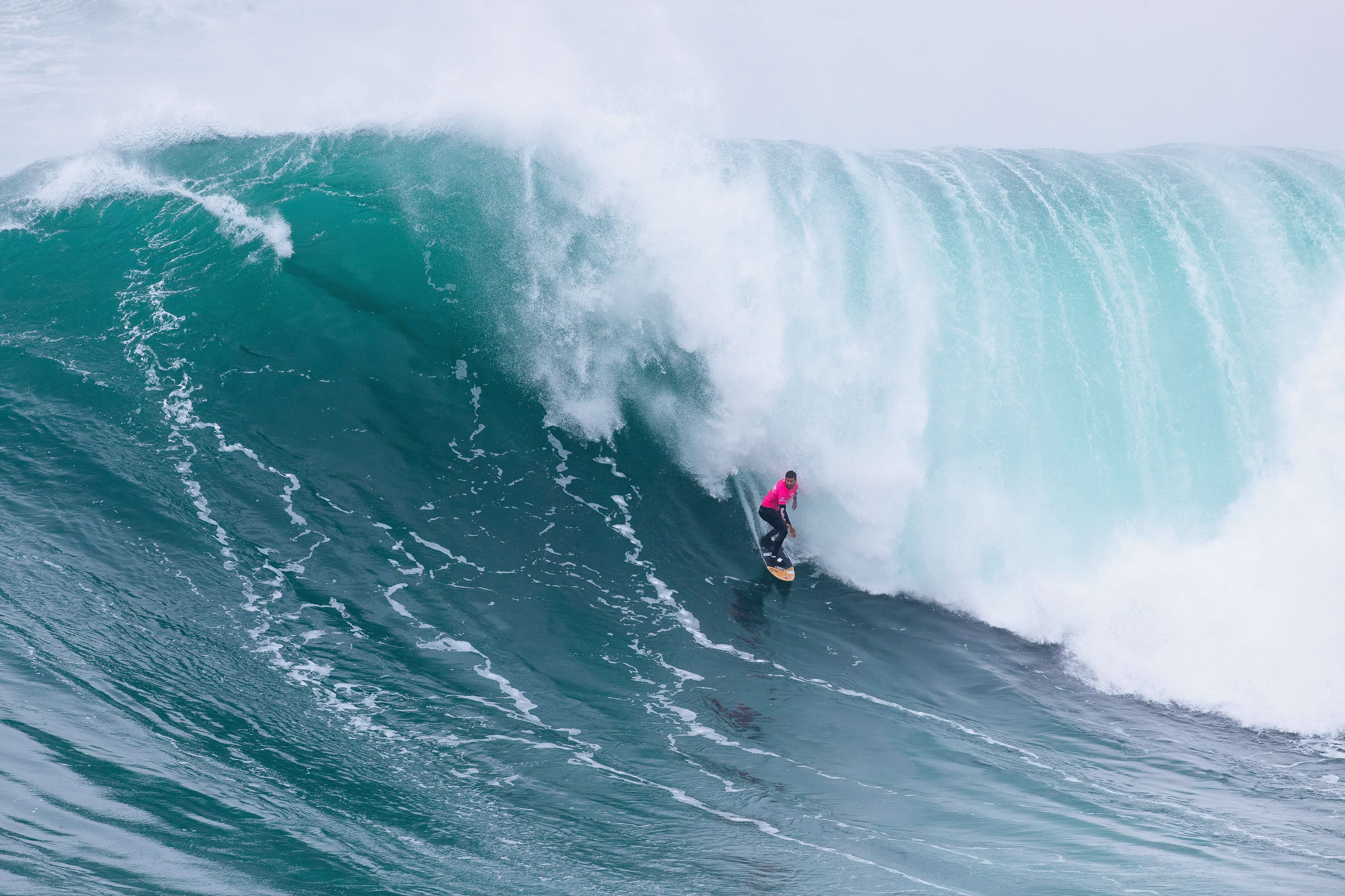 Pedro Scooby vence Gigantes de Nazaré com onda de mais de 18 metros