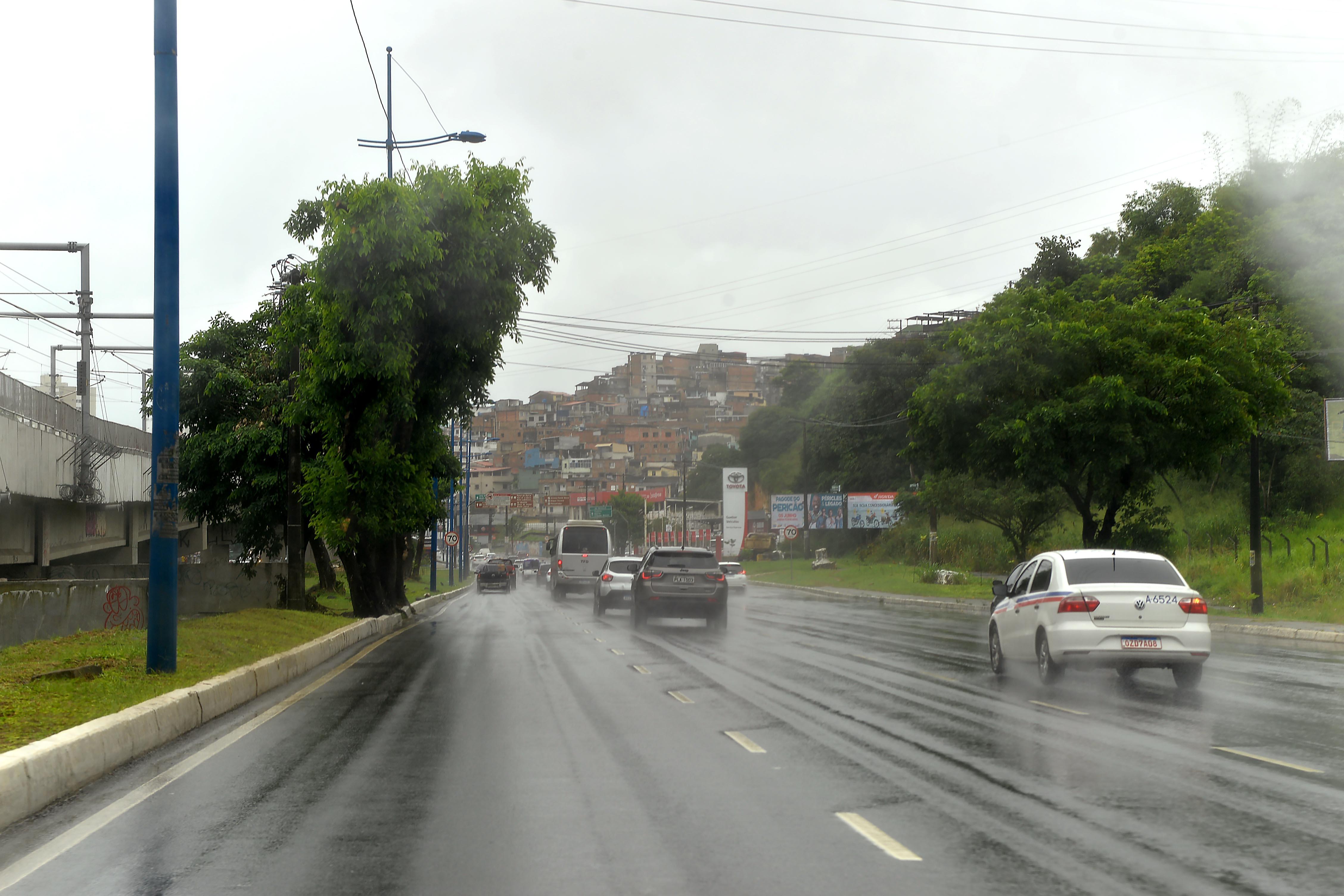 Frente fria provoca chuvas intensas e ventos fortes em Salvador, alerta Codesal