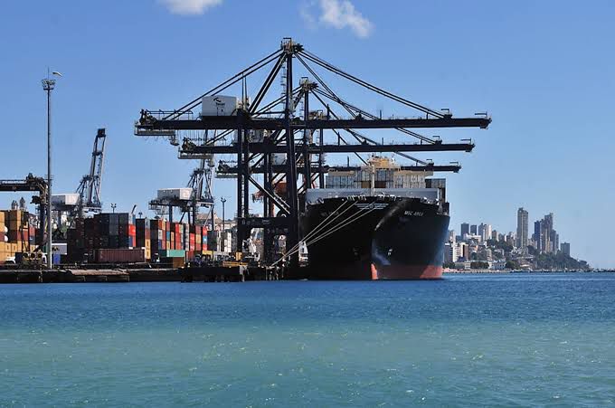 Porto de Salvador de portas abertas
