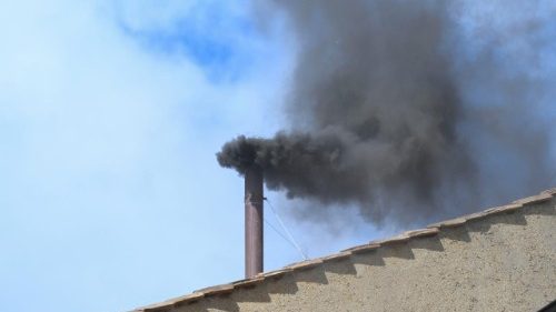 Segundo dia de conclave começa com fumaça preta
