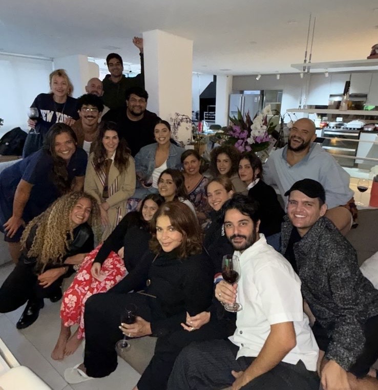 Preta Gil celebra Dia das Mães ao lado da família e embarca para tratamento contra o câncer nos EUA