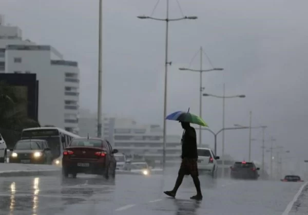 Frente fria avança sobre Salvador e deixa semana chuvosa até domingo