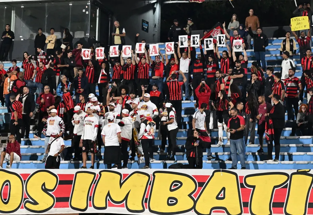 Vitória vence no Uruguai e torcida emociona com homenagem a Mujica