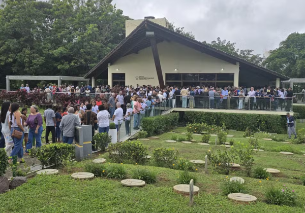 Divaldo Franco é sepultado em Salvador sob aplausos e comoção