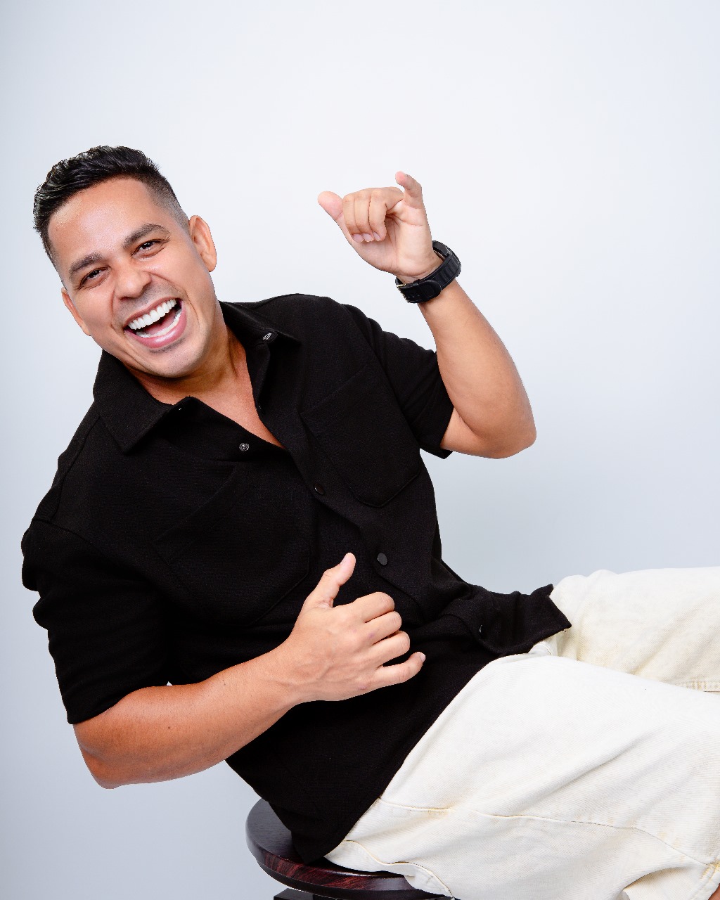 Cantor Simpa lança novo single e celebra trajetória na música baiana