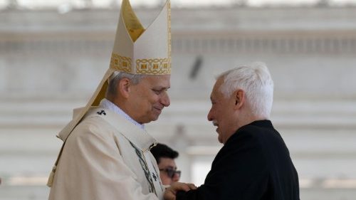 Papa Leão XIV inicia pontificado com apelo à fraternidade e reconciliação