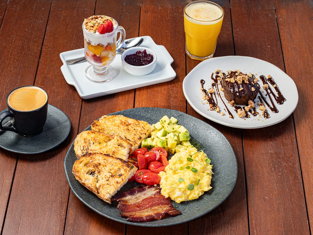 Seven Café inaugura loja conceito na Barra com vista privilegiada e novo menu de café da manhã