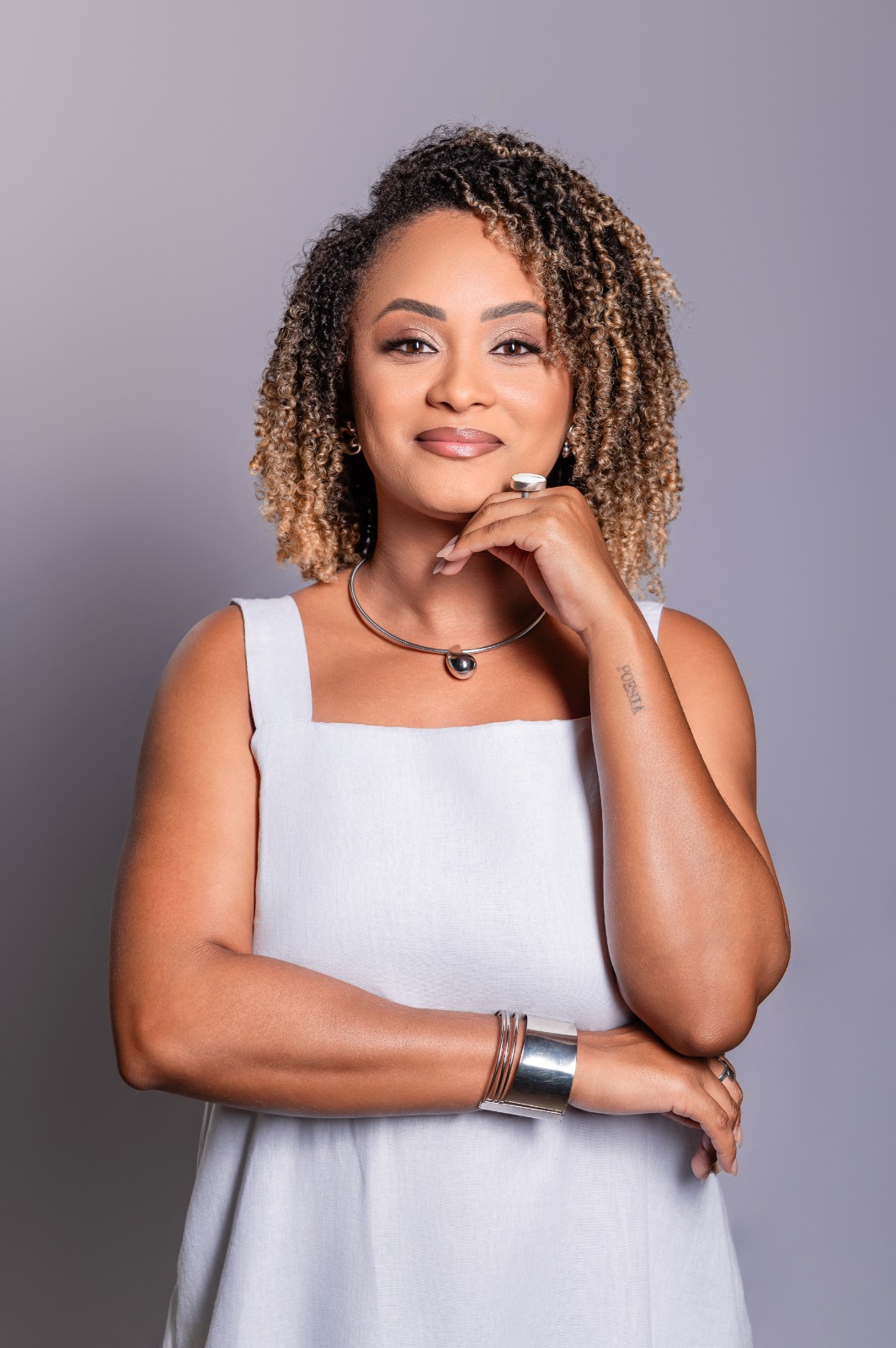 Meg Heloise estreia na literatura com coletânea de poemas sobre a existência negra