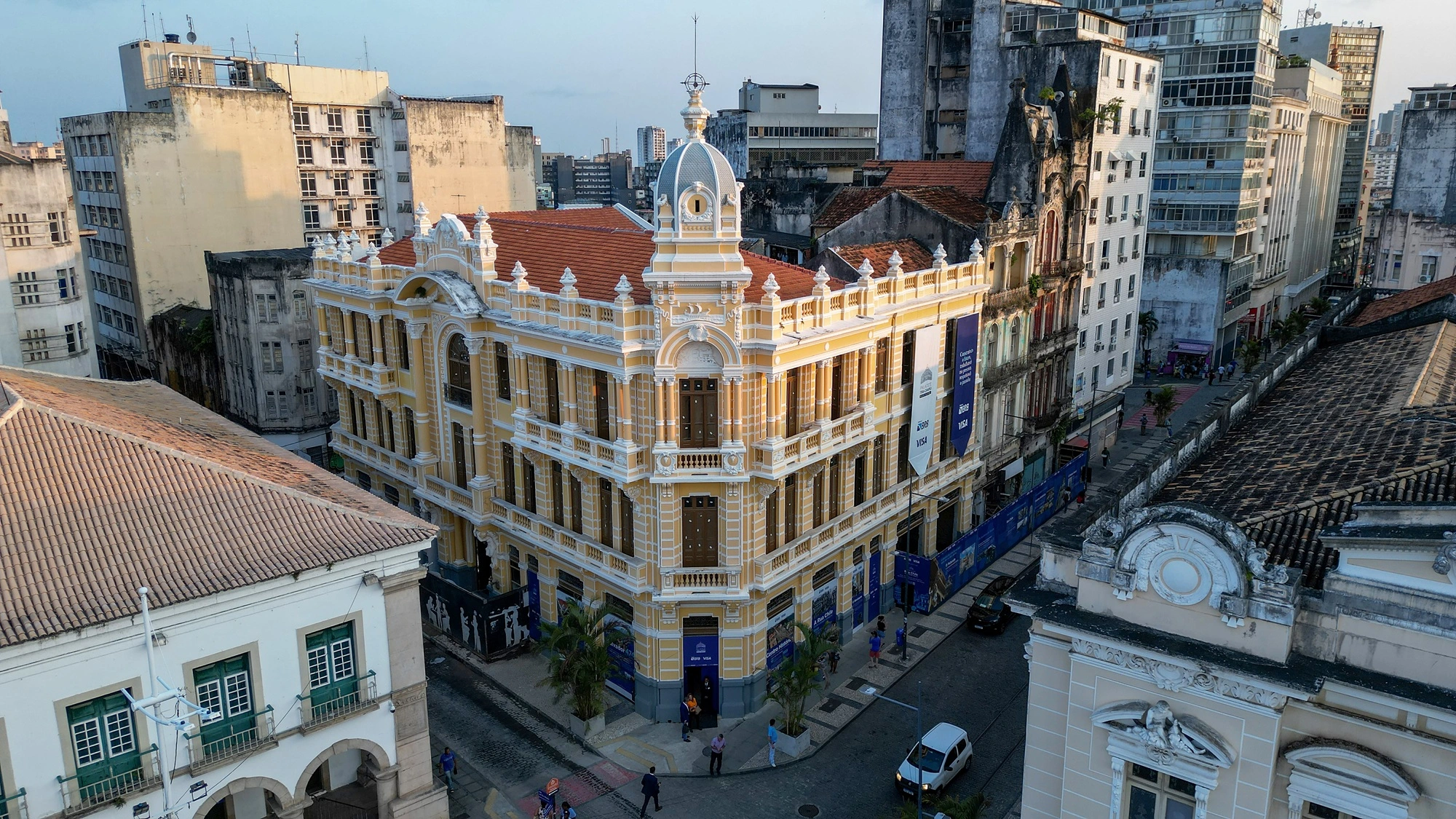 ​​​​Feira criativa Mercado do Tira movimenta o Palacete Tira Chapéu com moda, arte e experiências sensoriais