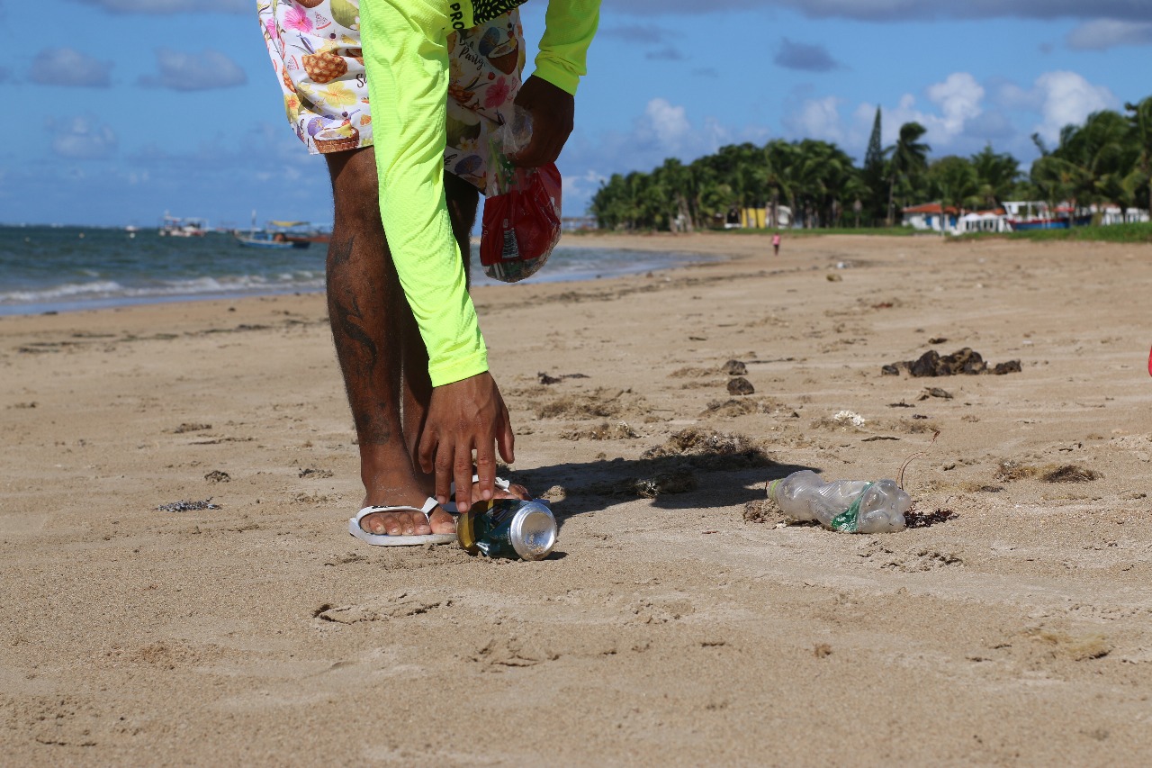 Dia Mundial dos Oceanos é marcado por ação de limpeza em praias da Ilha de Itaparica