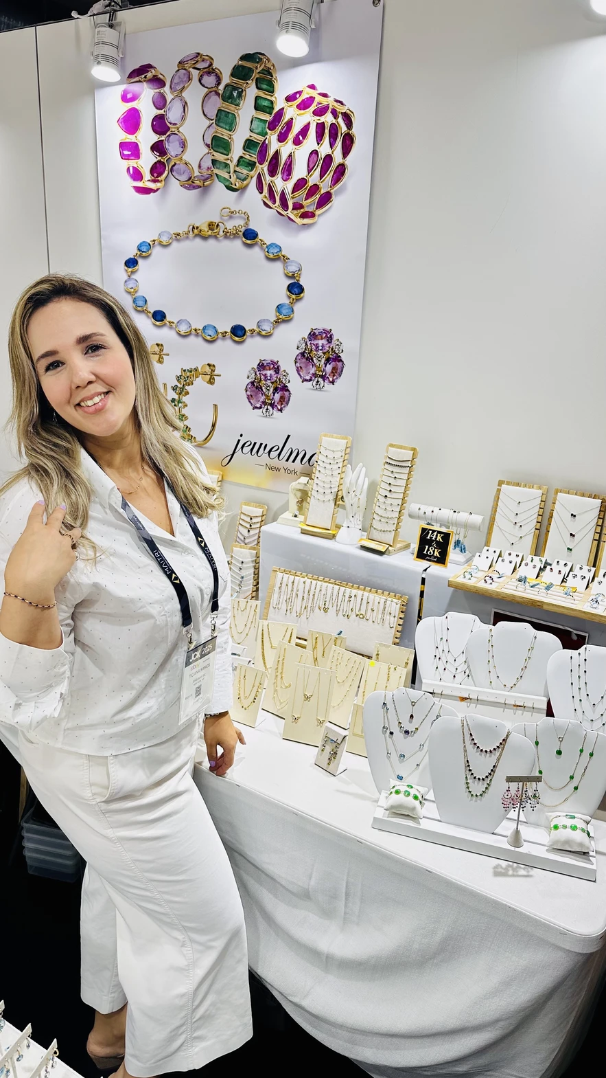 Baiana Ticiana Ramos apresenta a linha Ipanema da Jewelmak no JCK Las Vegas 2025, destacando o design brasileiro no cenário global
