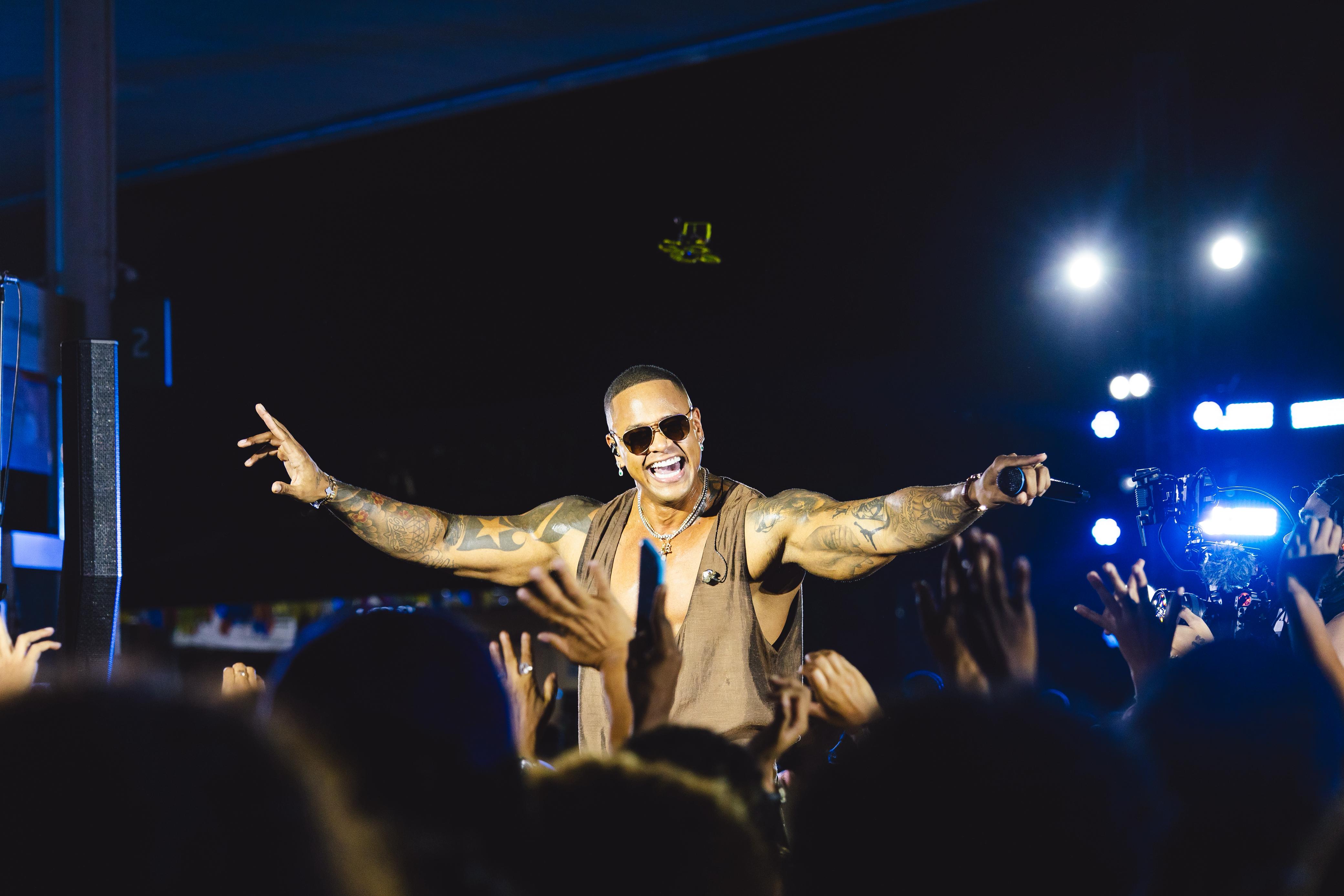 Léo Santana em posto de gasolina? Cantor grava EP 'GG a Posto' em clima de festa em Salvador