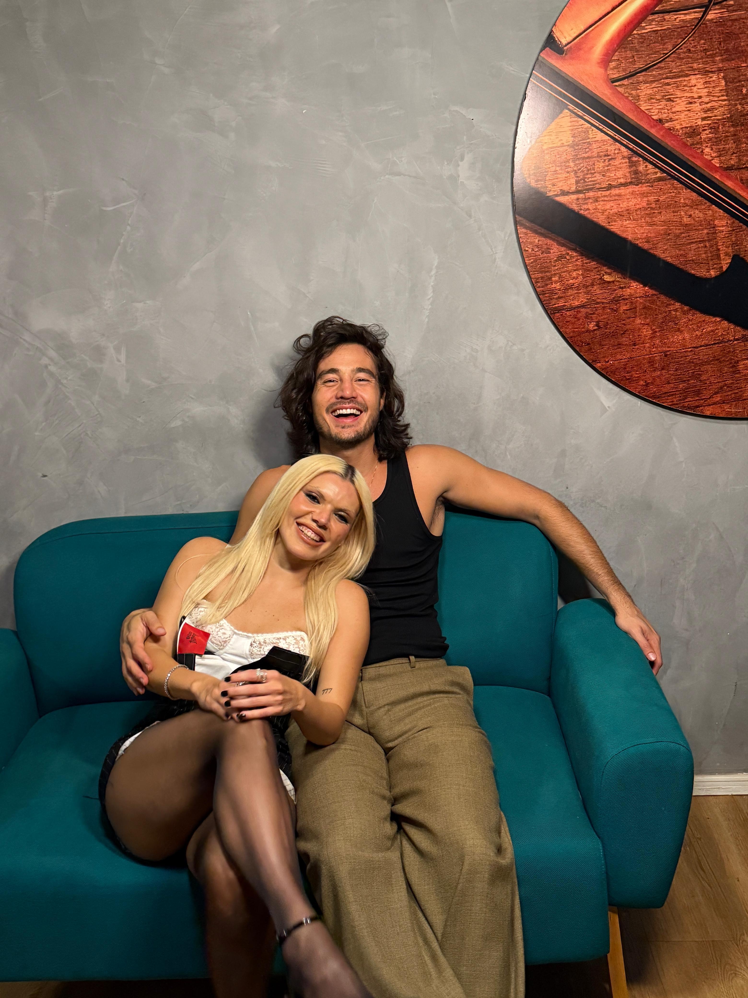 Duda Beat e Tiago Iorc transformam reencontro em poesia ao vivo com “Tangerina” na turnê Noite dos Namorados