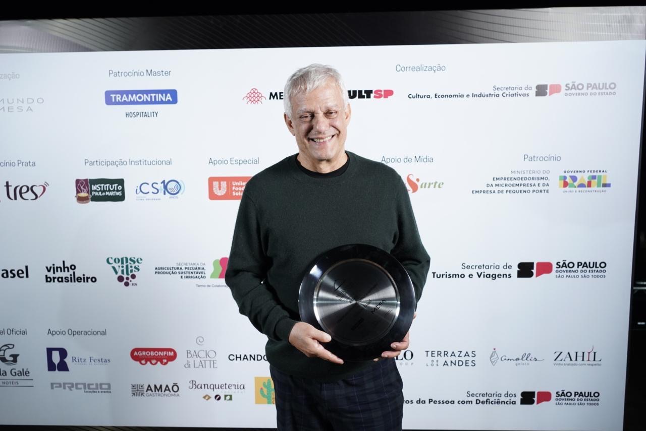 Edinho Engel é eleito Personalidade da Gastronomia no prêmio Prazeres da Mesa 2025